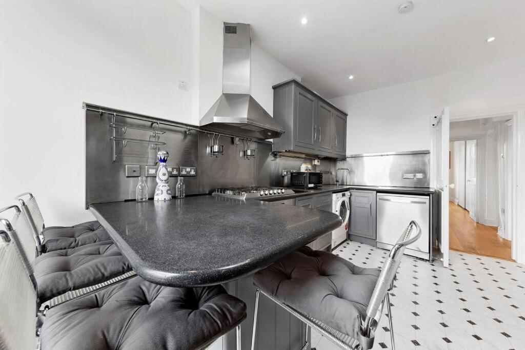 Spacious Sleep 11 With Terrace In Earls Court Ec99 Londra Exterior foto