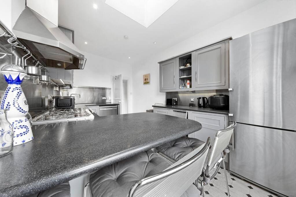 Spacious Sleep 11 With Terrace In Earls Court Ec99 Londra Exterior foto