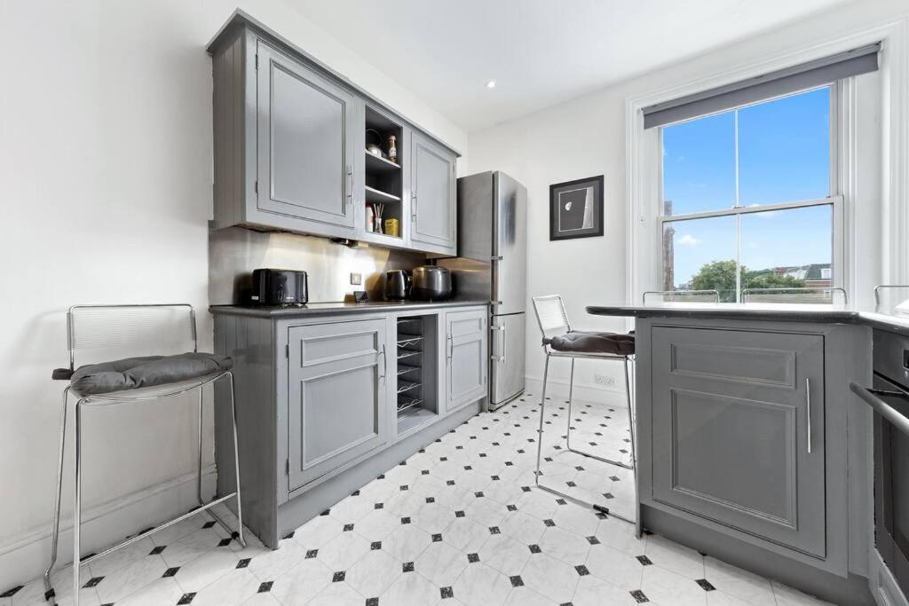 Spacious Sleep 11 With Terrace In Earls Court Ec99 Londra Exterior foto