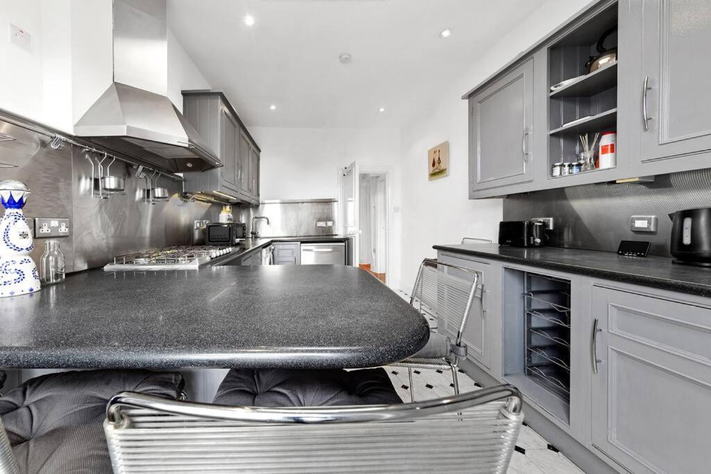 Spacious Sleep 11 With Terrace In Earls Court Ec99 Londra Exterior foto